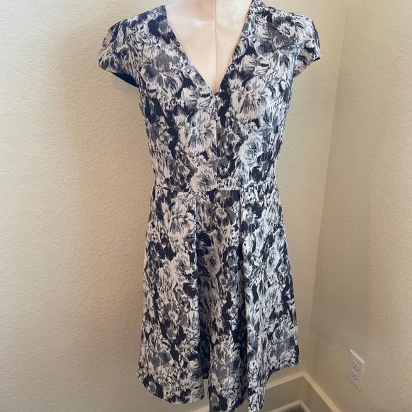 Vince Camuto Dresses & Skirts - Vince Camuto black cream jacquard fit flare semi formal dress womens size 6 New